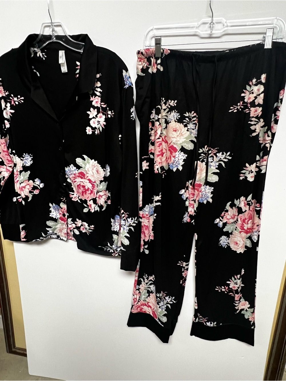 FLORA NIKROOZ BLACK FLORAL SATIN-FEEL TWO PIECE PJ SET. SIZE XL W/ BLACK TRIM